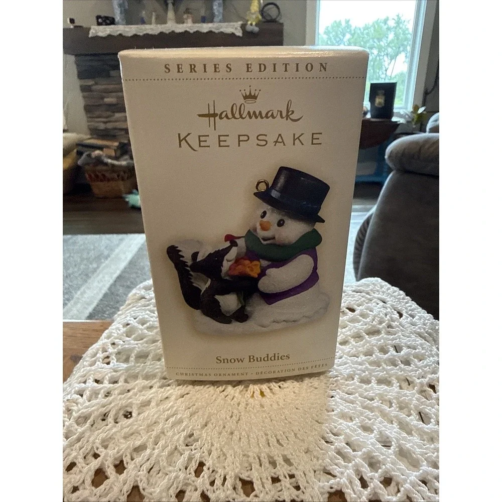 Skunk with Flowers and Snowman SNOW BUDDIES 2006 Hallmark Ornament #9 in Series
